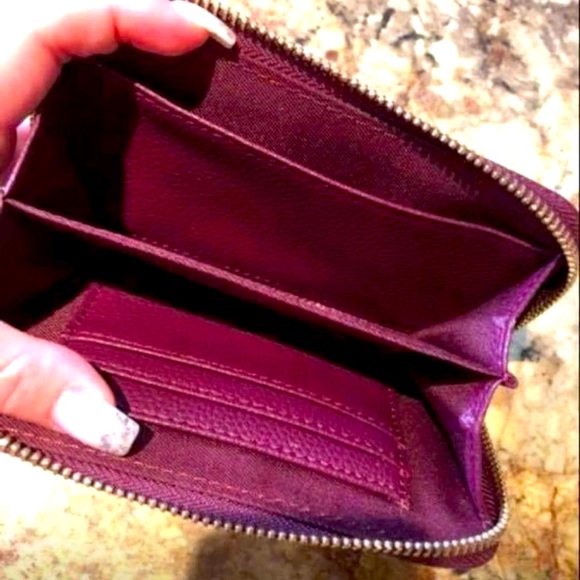 GUESS MERLOT COLOURED WALLET 🍇 - Picture 2 of 2